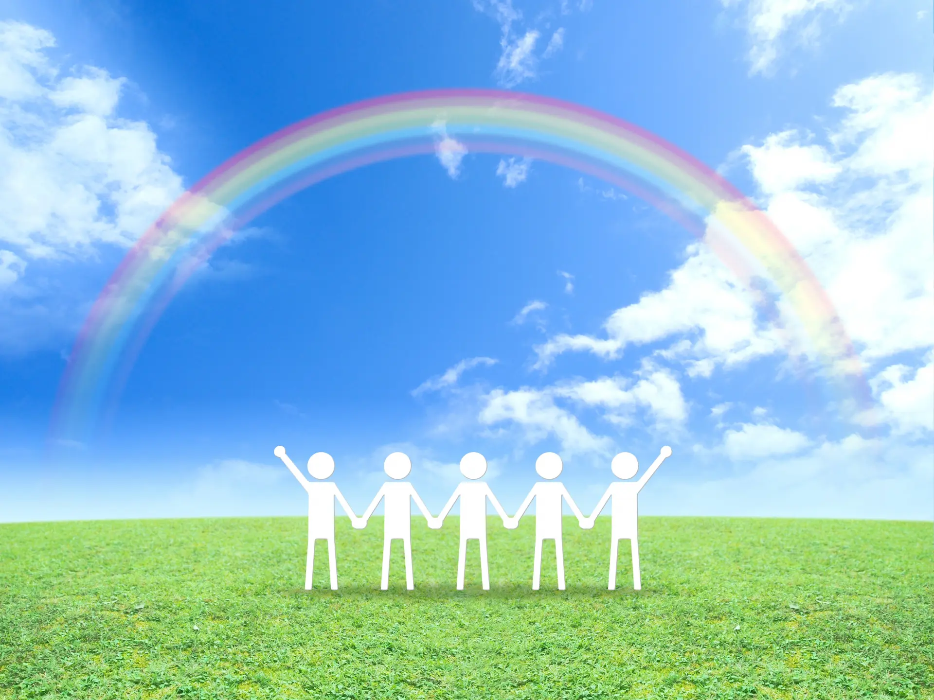アイキャッチ_青い空と虹がかかっている草原にイラストの棒人間が5名横並びで手を繋いでいる画像