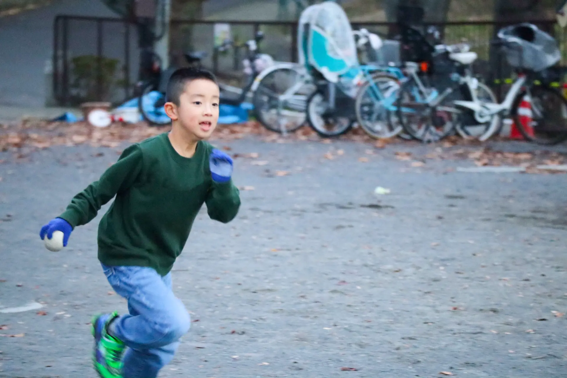 アイキャッチ_小学生くらいの子どもが公園を走っている様子