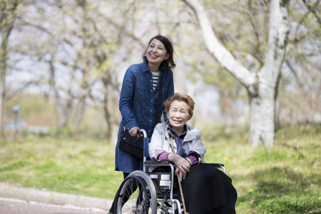 車椅子を押す女性と車椅子の老人女性